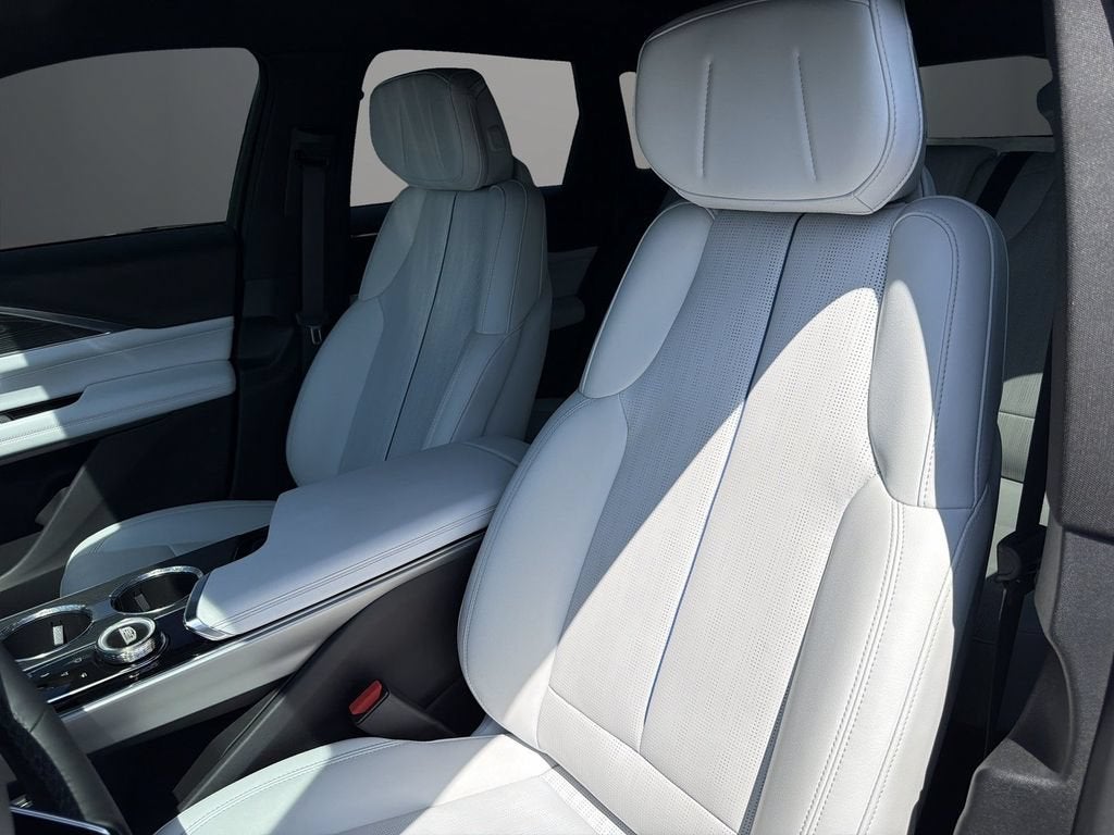 2024 Cadillac LYRIQ Luxury 1