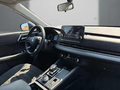 2023 Mitsubishi Outlander SE
