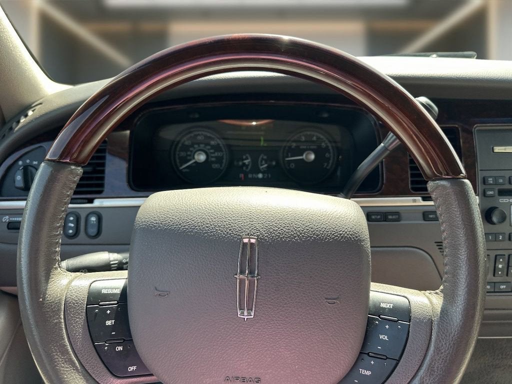 2011 Lincoln Town Car Signature Limited