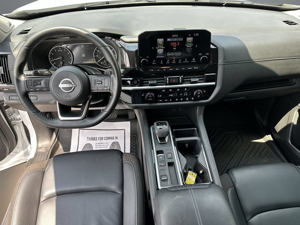 2025 Nissan Pathfinder SL